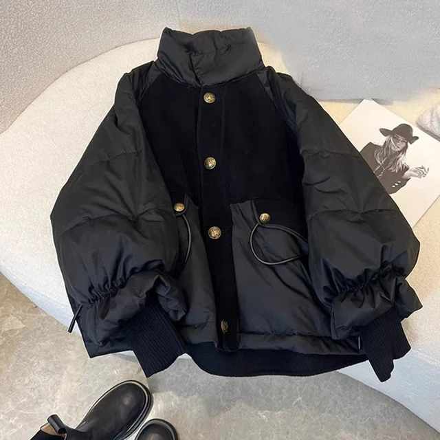 ¿Cómo personalizar un abrigo negro básico con parches, broches o flecos?插图