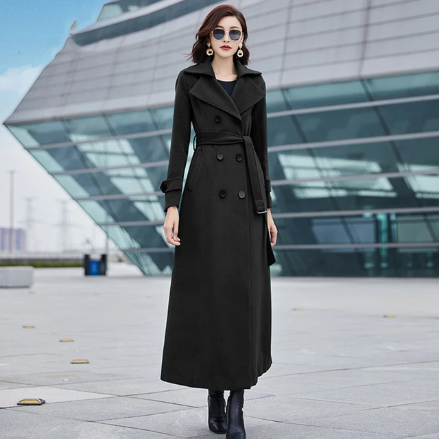 Cómo lucir un abrigo negro en eventos formales y en atuendos diarios插图