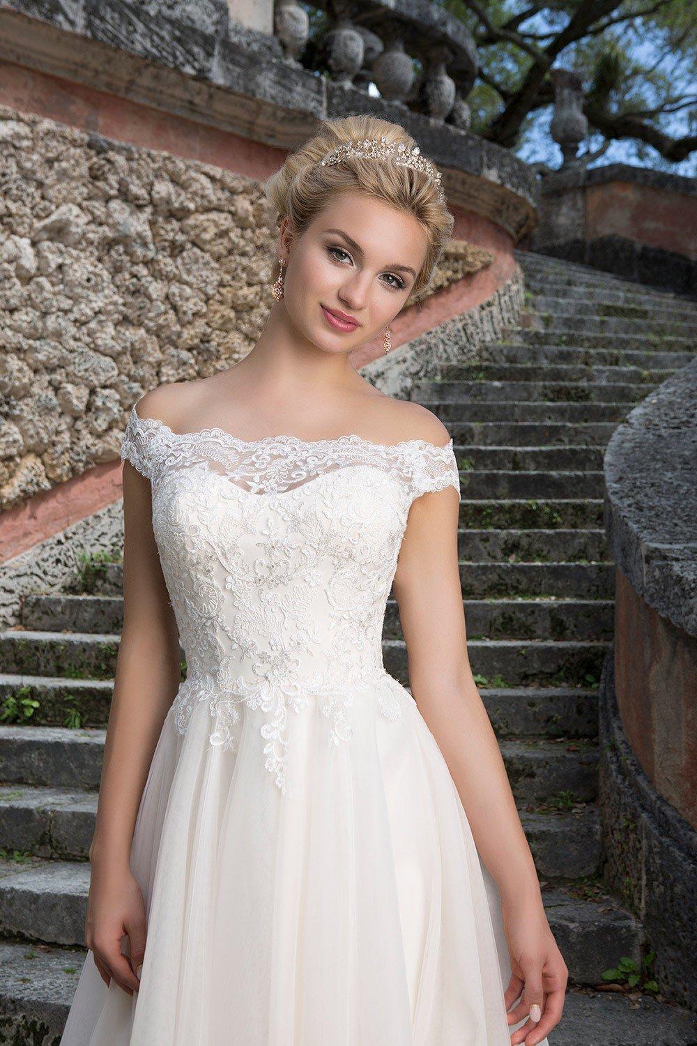 wedding dresses for small bust