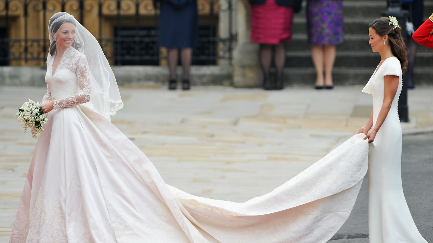 kate middletons wedding dresses