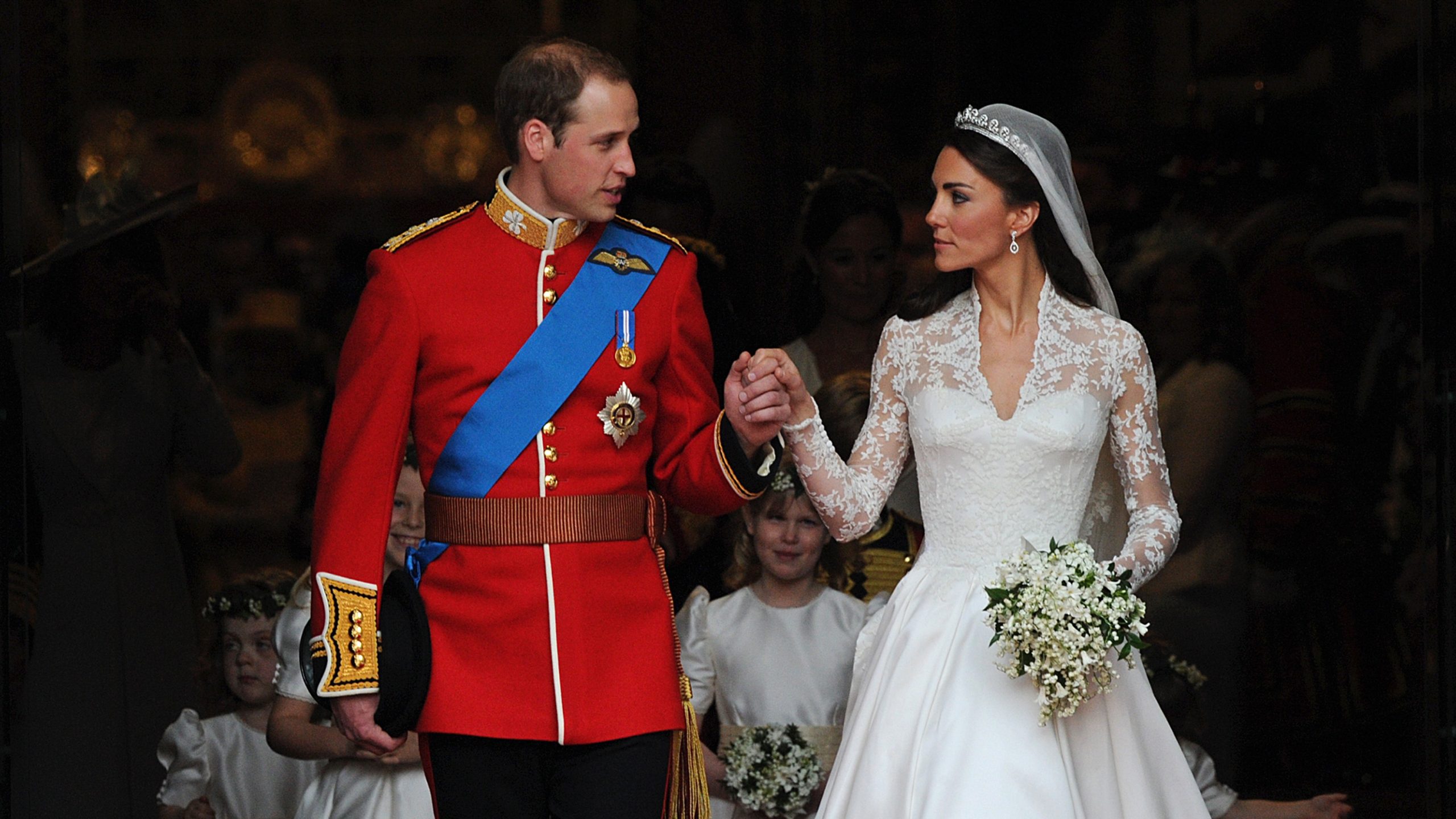 kate middletons wedding dresses